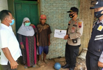 Kapolsek Tersono Polres Batang AKP Akhmad Almunasifi didampingi Wakapolsek Iptu Wargo dan Bhabinkamtibmas menyerahkan paket sembako pada Turiyah dan Samsiyah. Rabu, (18/11/2020) 