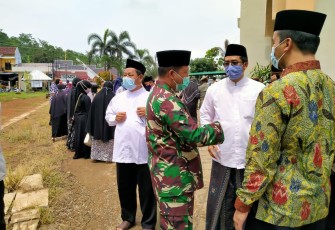 Komandan Kodim 0736/Batang Letkol Arh Yan Eka Putra, yang didampingi Kasdim Mayor Kav. Haryono beserta Danramil 07/Bandar Kapten Cpm Joko Wahyono melaksanakan takziah ke Pondok Pesantren Modern Tazzaka Minggu (22/11/2020).