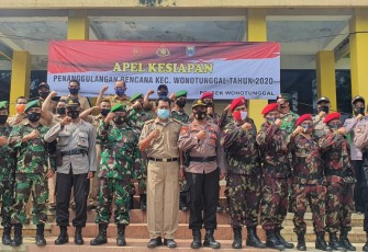 Forum Koordinasi Pimpinan Kecamatan (Forkopimcam) Wonotunggal menggelar Apel Kesiapan Penanggulangan Bencana Tahun 2020.  Apel tersebut digelar di Halaman Kantor Kecamatan Wonotunggal, Selasa (24/11/2020).