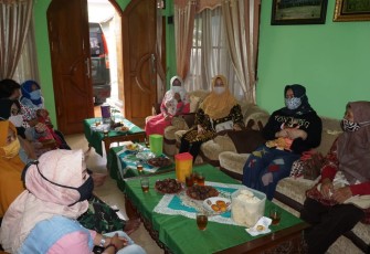 Ketua Persit Kartika Chandra Kirana Cabang XVII Kodim 0702/Purbalingga Ny. Naning Decky Zulhas beserta perwakilan pengurus membesuk anggotanya yaitu Ny. Purwanto yang masih dalam keadaan sakit pascaoperasi penyakit yang dideritanya di rumah tinggalnya yaitu di Desa Sumingkir, Kecamatan Kutasari, Kabupaten Purbalingga, (25/11/2020).