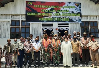Dansatgas Yonarmed 3/105 Tarik meresmikan Gereja Kapela Lalebun untuk umat Katolik di Desa Alas Selatan. Desa Alas Selatan, Kecamatan Kobalima, Kabupaten Malaka Nusa Tenggara Timur, Rabu (25/11/2020). 