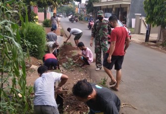 Babinsa Desa Kalisalak Koramil 10/Batang Sertu kuwat Untung melaksanakan Karya bakti bersama warga membersihkan sampah,rumput  dan normalisasi saluran air di desa Kalisalak, Kecamatan Batang, Kabupaten Batang. Minggu  (29/11/2020).