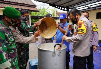 AKBP Edwin Louis Sengka didampingi Kabag Ops AKP Asfauri usai meninjau dapur umum di Halaman belakang Mapolres Batang, Senin (30/11/2020).
