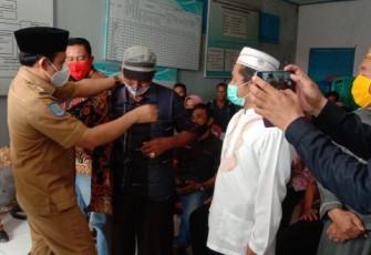 Plt Walikota Bengkulu Dedy Wahyudi Berikan  Seragam Batik Motif Bunga Rafflesia Kepada Ketua RT dan Ketua RW  