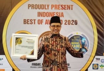 Direktur Perusahaan Daerah Air Minum Tirta Dharma Kota Bengkulu Sjobirin Hasan Menerima Penghargaan dari Indonesia Development Achievement Foundation 