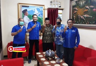 Ketua DPC Partai Demokrat Kota Blitar Ito Tubagus Aditya (kiri), Sekretaris DPC Partai Demokrat Kota Blitar Ridho Handoko (dua dari kiri), Calon Walikota Blitar Santoso (tengah) dengan Petugas Satgas DPP Partai Demokrat (kanan) di Kediaman Santoso, Selasa 3 November 2020. (foto : DPC Partai Demokrat untuk Klikwarta.com Blitar) 