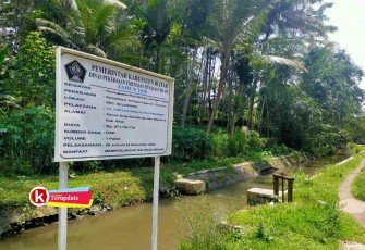 Plang Profil Pembangunan Saluran Irigasi di Desa/Kecamatan Selopuro (foto : Faisal NR / Klikwarta.com) 