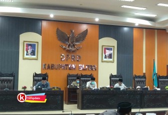 Ketua DPRD Kabupaten Blitar Suwito Saren Satoto (dua dari kanan) Saat Memimpin Rapat Paripurna, Senin 9 Oktober 2020. (foto : Faisal NR / Klikwarta.com) 