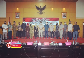 Pansus DPRD Banyuwangi dengan Komisi II DPRD Kota Blitar (foto : Faisal NR / Klikwarta.com) 