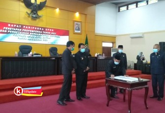 Wakil Ketua DPRD Kota Blitar Agus Zunaidi Menandatangani Persetujuan Bersama Eksekutif Tentang APBD Tahun 2021 (foto : Faisal NR / Klikwarta.com) 