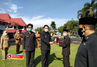 Pjs Walikota Jumadi Serahkan Simbolis Penghargaan Kepada Kepala Dinkes 