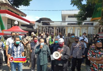 Ketua DPRD Kota Blitar Syahrul Alim (pegang Microphone) Saat Menerima Kedatangan Massa Aksi (foto : Faisal NR / Klikwarta.com Blitar) 