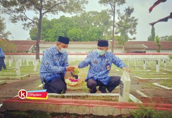 Ketua Korpri Kabupaten Blitar Totok Subihandono (kanan) Saat Tabur Bunga di Pusara TMP Raden Wijaya (foto : Faisal NR / Klik Warta) 