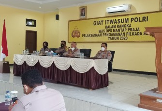 Tim Was Ops Itwasum Polri yang Dipimpin Kombes Pol Drs Suroso Miharso MM Beserta Tim Kombes Pol Dra Atih Nursani P MSI dan Kombes Pol Drs Edwar P Sirait Melakukan Pemeriksaan Terhadap Polres Seluma