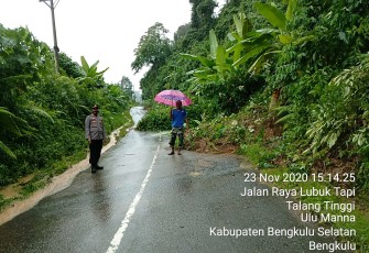 Rawan Longsor Kapolsek Pino Imbau Warga Tetap Waspada