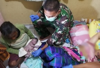 Dokter dan Tim Kesehatan Satgas Pamtas RI-PNG Yonif Mekanis Raider 413 Bremoro saat membantu proses persalinan darurat seorang warga di Kampung Skouw Distrik Muara Tami Kota Jayapura.