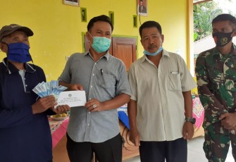 Pemdes Jenggalu Bagikan BLT DD Dengan Tetap Terapkan Protokol Kesehatan 3 M