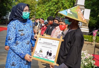  Bupati Purwakarta Anne Ratna Mustika Memberikan Bantuan Kepada Pelaku Parekraf 