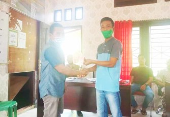 Perangkat Desa Teluk Ambun Saat Menyerahkan BLT DD Kepada Penerima Manfaat