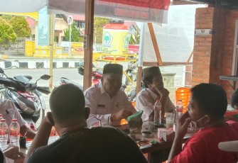 Bupati Aceh Singkil Dulmusrid Ngopi Bareng Wartawan