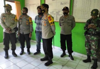 Kapolres Kaur AKBP Dwi Agung Setyono SIK MH Saat Monitoring Pelaksanaan Pleno Terbuka Tingkat PPK di Kecamatan Maje
