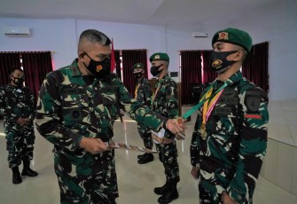 Danrem 143/HO Brigjen TNI Jannie A Siahaan Berikan Penghargaan 3 Prajurit Berprestasi