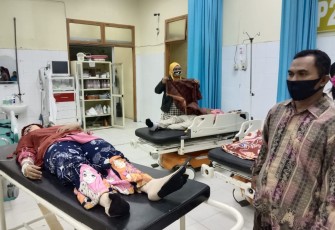 Sekdakab Asahan Drs Jhon Hardi Nasution MSi  Besuk Korban Keracunan Makanan di RSUD HAMS Kisaran