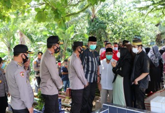 Kapolda Bengkulu Irjen Pol Drs Teguh Sarwono MSI Hadiri Pemakaman AKBP Nazwar