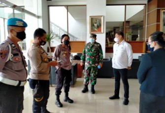 Pabung Minut Kodim 1310/Bitung Bersama Kapolres Pantau Rapat Pleno Penghitungan Suara Hasil Pilkada Serentak