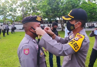 Lepas 50 Personil ke SBT Kapolres SBB Minta Kedepankan Netralitas Dalam Pilkada