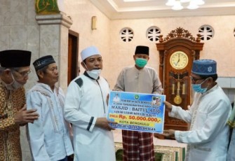  Plt Walikota Bengkulu Dedy Wahyudi Saat Menyerahkan Bantuan Dana Sebesar Rp 50 Juta Kepada Pengurus Masjid