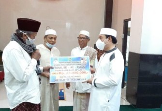 Plt Walikota Dedy Wahyudi Saat Memberikan Bantuan untuk Biaya Renovasi Masjid