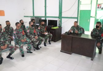 Wadansatgas RI-Malaysia Yonif 407/PK Kapten Inf Aji Danar Yudha Ketawang menerima kunjungan Tim Pengawasan dan Evaluasi (Wasev) Staf Teritorial Mabes TNI di Pos Sei Tekam SSK III Satgas Pamtas RI-MLY Yonif 407/PK, Kabupaten Sanggau, Provinsi Kalimantan Barat, Selasa (01/12/2020).