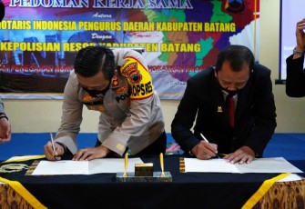 Kapolres Batang AKBP Edwin Louis Sengka dan Ketua Pengurus Daerah INI Batang, Agus Purnomo, dalam rangka menindak lanjuti Nota Kesepahaman (MoU) antara Polda Jateng dengan INI tingkat Jateng itu digelar di Hotel Sendangsari, Batang, Selasa (1/12/2020).
