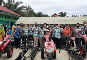 Plt Wali Kota Bengkulu Dedy Wahyudi Serahkan Bantuan 5 Unit Hand Tractor  