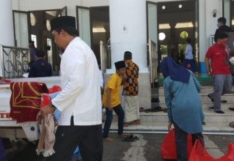 Kadis DKP Kota Bengkulu Syafriandi Membagikan Nasi Ikan Lele Kepada Jamaah Salat Jumat 