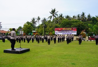 Kapolres Batang AKBP Edwin Louis Sengka saat memberikan pengarahan pada Apel Pergeseran Pasukan BKO Ops Mantap Praja di Halaman Mapolres Batang, Jumat (4/12/2020).