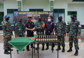 Satuan Tugas Pengamanan Perbatasan (Satgas Pamtas) Yonif 407/Padmakusuma Pos Mentari menemukan dua kardus minuman keras (miras) merk Benson bertempat di jalur lintas tradisional Dusun Mentari Desa Sepindang Kecamatan Badau Kabupaten Kapuas Hulu Kalbar