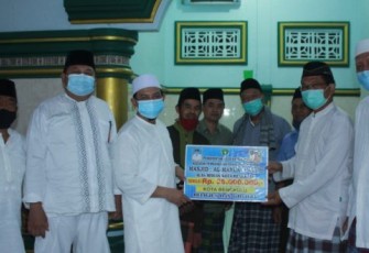 Wakil Walikota Bengkulu Dedy Wahyudi Saat Menyerahkan Bantuan di Masjid Manbaul Ulum