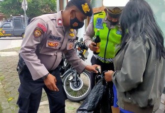 Personel Gabungan dari Kepolisian Resor (Polres Batang) dan Satuan Polisi Pamong Praja menggelar operasi yustisi di Jl dr Cipto kabupaten Batang Selasa (8/12/2020)