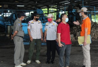 Kepala Satpol PP Bengkulu tengah Gunawan K SE MM Saat Memberikan Sosialisasi Pengarahan dan Peringatan Terhadap Perusahaan Serta Pelaku Usaha