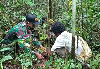 Satgas Pamtas RI-Malaysia Yonif 407/PK Pos Nanga Bayan Bersama UPT Kementerian Lingkungan Hidup dan Kehutanan Pontianak Serta Masyarakat Melaksanakan Reboisasi Penanaman Pohon 