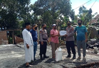 Kapolsek Tersono Menyerahkan Bantuan Pada Korban Kebakaran