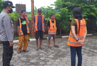 Kapolsek Rowosari AKP Zaenal Arifin SH Saat Memberikan Sanksi Kepada Pelanggar