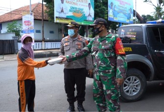 Polres Batang dan Kodim 0736/Batang Kembali Membagikan 300 Nasi Kotak