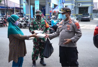Sejumlah personel gabungan dari Polres Batang dan Kodim 0736/Batang kembali membagikan 300 nasi kotak Senin (14/12/2020). 