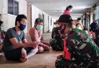Satgas Pamtas RI-Malaysia Yonif 407/Padmakusuma menggelar kegiatan Pengobatan door to door di Dusun Bakul Desa Labian Iraang Kecamatan Batang Lumpar Kabupaten Kapuas Hulu, Kalbar. Selasa (15/12/20).