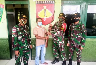 Satgas Pamtas RI-Malaysia Yonif 407/Padmakusuma, menerima penyerahan secara sukarela satu pucuk senjata rakitan laras panjang jenis penabur dari warga Dusun Kapar Desa Sungai Senunuk Kecamatan Batang Lupar Kabupaten Kapuas Hulu, Provinsi Kalbar Rabu (16/12)