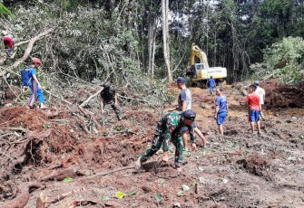 Satgas Pamtas RI-Malaysia Yonif 407/PK Pos Klawik Gotong royong membantu masyarakat membuka hutan untuk pembuatan Jalan Usaha Tani (JUT) di Dusun Bakul, Desa Labian Ira'ang, Kecamatan Batang Lumpar, Kabupaten Kapuas Hulu, Kalbar. Kamis (17/12/20)
