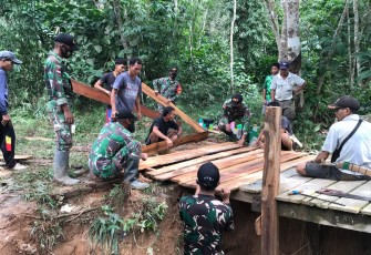 Satgas Pamtas RI-MLY Yonif 407/Padmakusuma, Pos Muakan bersama masyarakat melaksanakan kegiatan karya bhakti perbaikan jembatan yang rusak karena rapuh di Dusun Hilir RT 07/01 Desa Muakan Kecamatan Ketungau Hulu Kabupaten Sintang, Kalbar. Kamis (17/12/20)